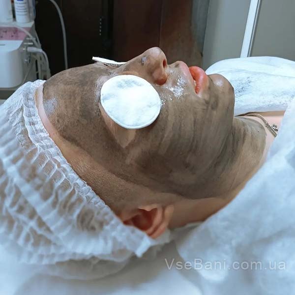 Пренебрегать отшелушиванием или визитами к косметологу не стоит