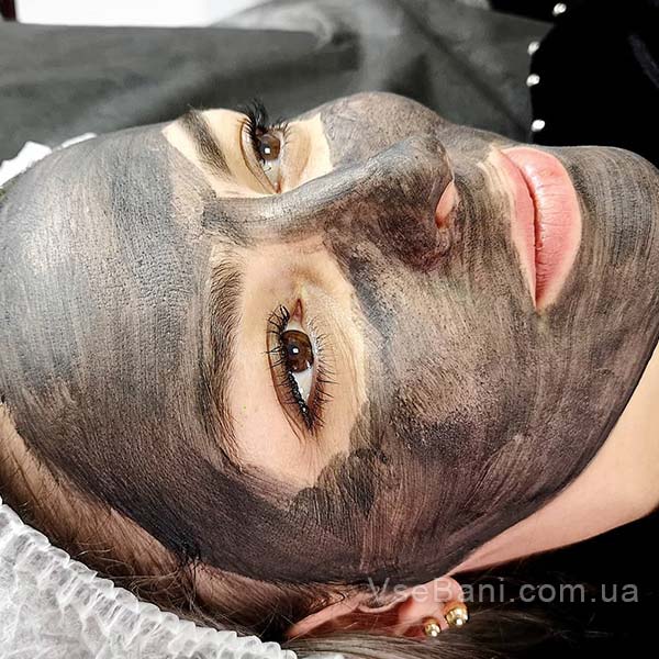 Лазерная чистка начинается с нанесения раствора карбона на кожу